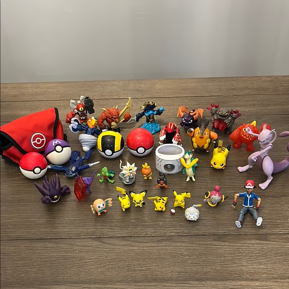 Pokemon figures clip bag balls Activision 34 pieces please...